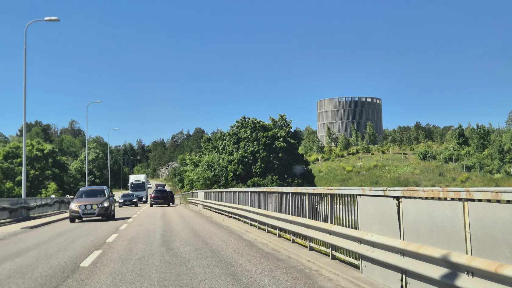 Bilar och lastbil på Bergslagsvägen.